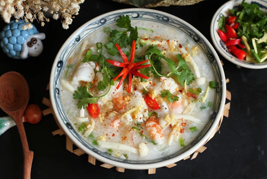 Cháo Quảng Đông sở hữu kết cấu sánh mịn, mềm và dễ ăn