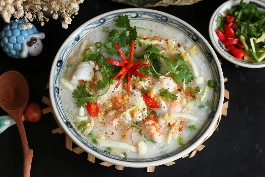 Cháo Quảng Đông sở hữu kết cấu sánh mịn, mềm và dễ ăn