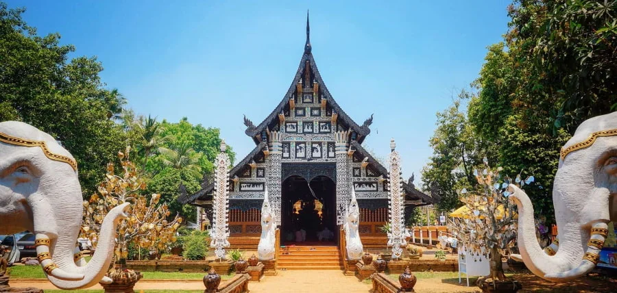 Wat Lok Mol gây ấn tượng mạnh với kiến trúc gỗ Lanna truyền thống và đầy tinh xảo