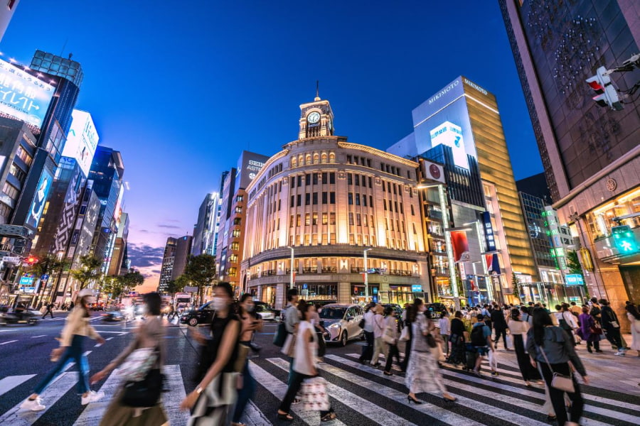 Tokyo là thiên đường mua sắm với vô số khu mua sắm sầm uất và thời thượng mà bạn nhất định phải ghé qua