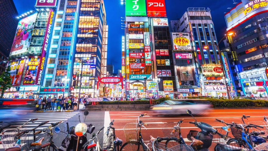 Shinjuku nổi bật như một điểm đến mua sắm lý tưởng nhờ sự đa dạng không đối thủ trong các loại hình cửa hàng và sản phẩm
