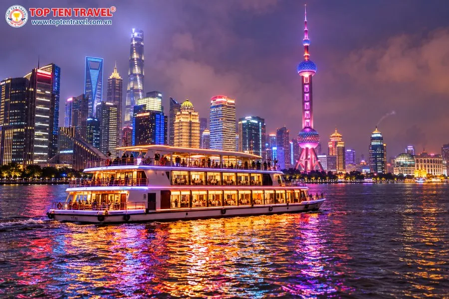 Du thuyền trên sông Hoàng Phố về đêm với ánh đèn rực rỡ và đường chân trời Thượng Hải lung linh