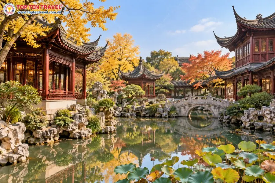 Dự Viên mang vẻ đẹp thanh bình với những mái đình cổ kính soi bóng bên hồ nước giữa mùa thu