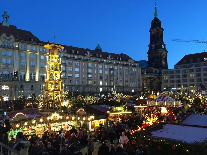 Striezelmarkt của thành phố có lịch sử lâu đời và gắn với nhiều sản phẩm
