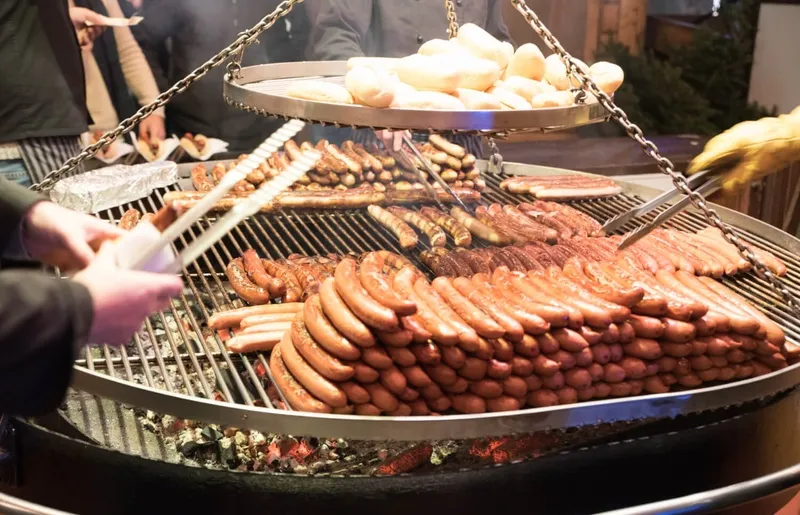 Xúc xích nướng là một trong những món ăn quen thuộc tại các khu chợ Noel Đức