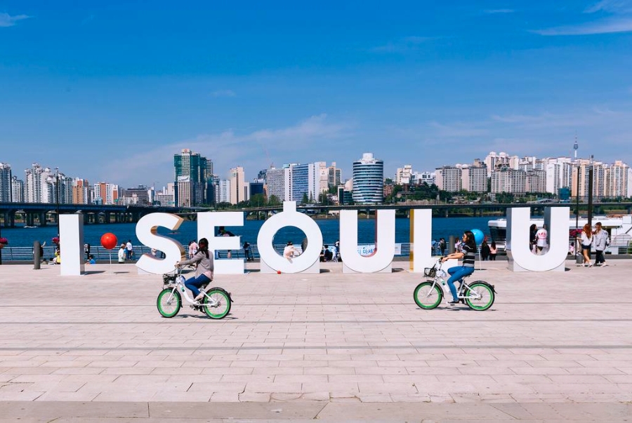 Công viên Yeouido Hangang rất được yêu thích bởi không gian thoát mát ven sông