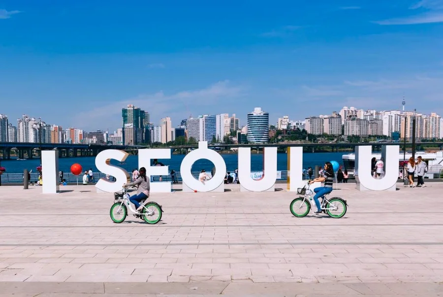 Công viên Yeouido Hangang rất được yêu thích bởi không gian thoát mát ven sông