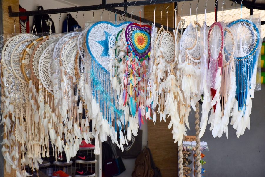 Những chiếc Dreamcatcher được trang trí bằng lông vũ, hạt gỗ, hạt đá và các sợi chỉ với màu sắc rực rỡ