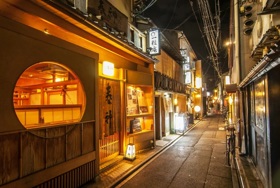 Pontocho tập trung các quán trà và điểm giải trí mang nét truyền thống của Nhật Bản