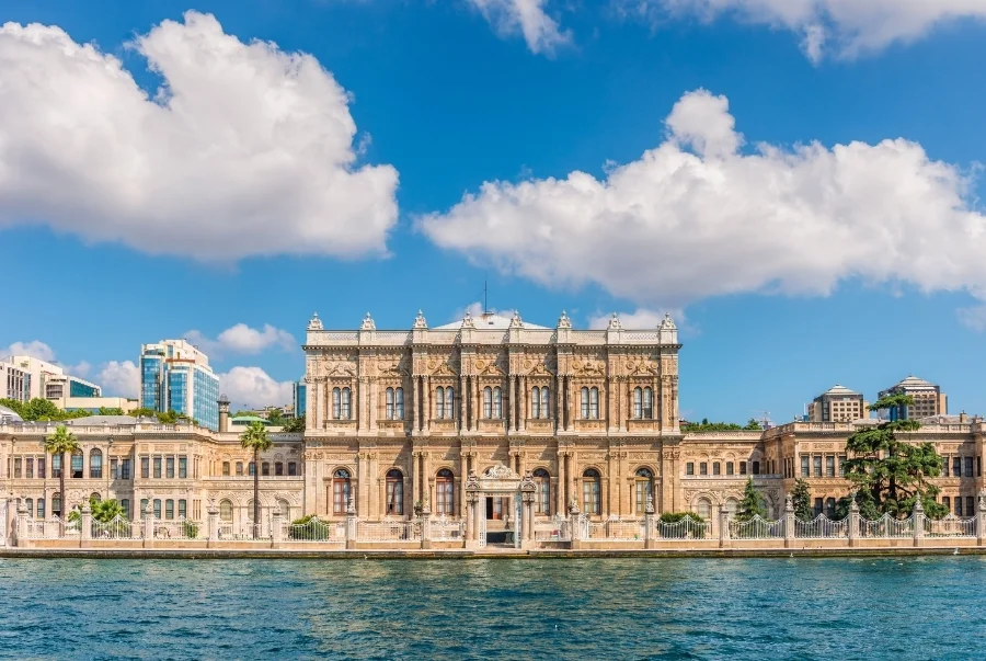 Cung điện Dolmabahce có két kiến trúc mang đậm phong cách châu Âu biểu tượng cho sự chuyển mình của đế chế Ottoman