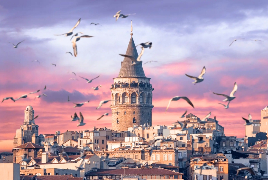 Tháp Galata là biểu tượng cổ kính của thành phố Istanbul đã có lịch sử tồn tại hơn 600 năm