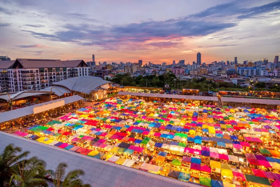 Chatuchak là khu chợ cuối tuần lớn nhất Thái Lan được chia thành hơn 25 khu vực riêng biệt