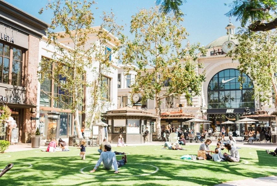 The Grove quy tụ nhiều thương hiệu thời trang phổ biến, cửa hàng mỹ phẩm, đồ gia dụng và quà lưu niệm