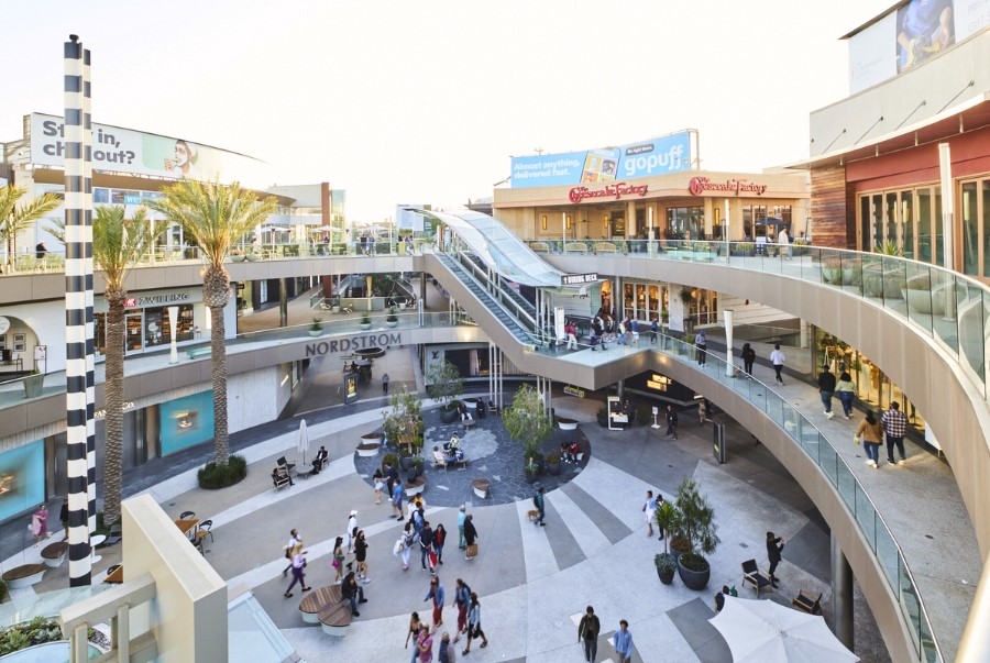 Santa Monica Place có thiết kế kiến trúc nhiều tầng được bố trí theo dạng vòng mở