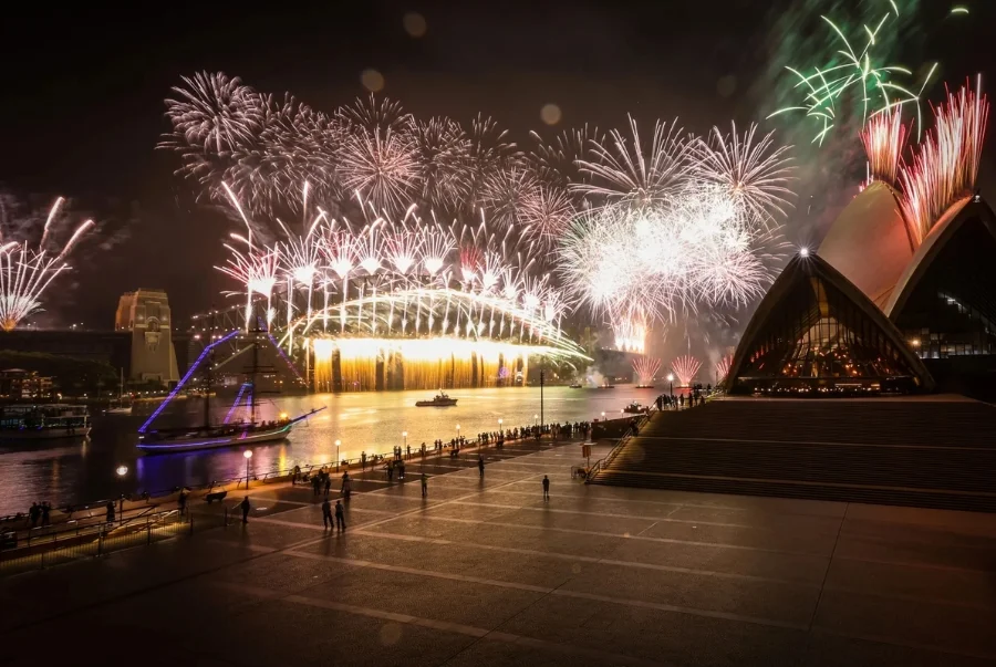 Khu vực trước nhà hát có tầm nhìn bao quát toàn bộ cầu cảng Sydney