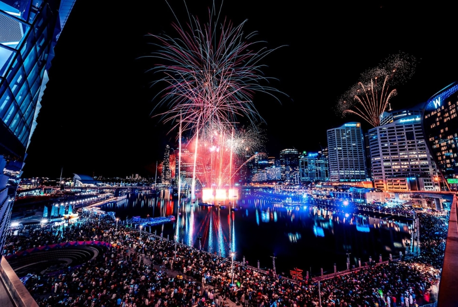 Darling Harbour trở nên lung linh hơn bao giờ hết với các màn pháo hoa bắn lên từ mặt nước