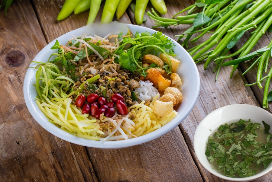 Cơm hến là một món ăn dân dã với hến cùng một vài loại rau sống thái nhỏ