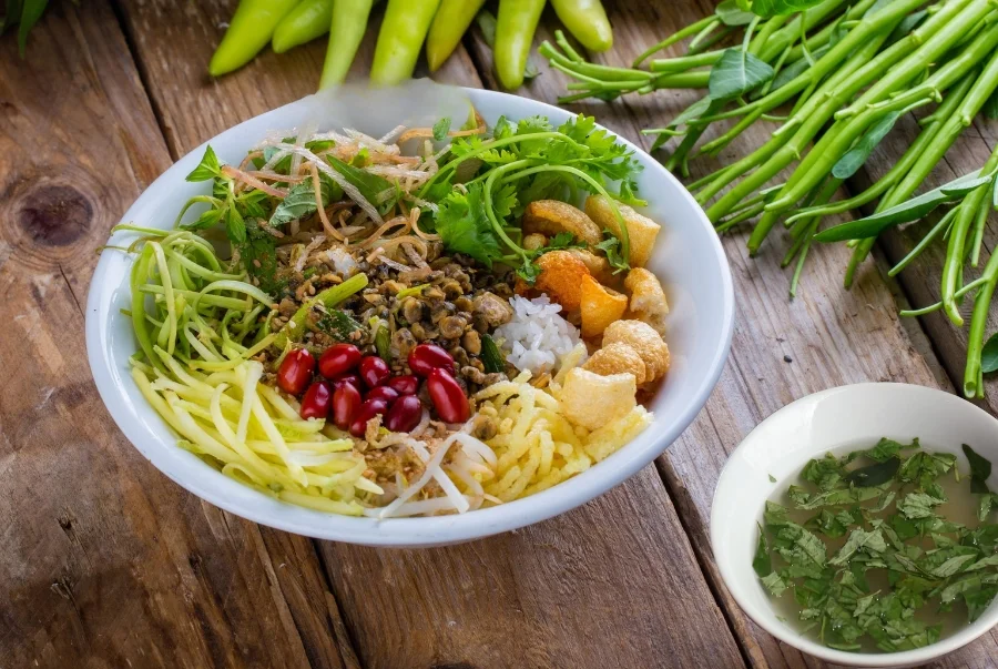 Cơm hến là một món ăn dân dã với hến cùng một vài loại rau sống thái nhỏ