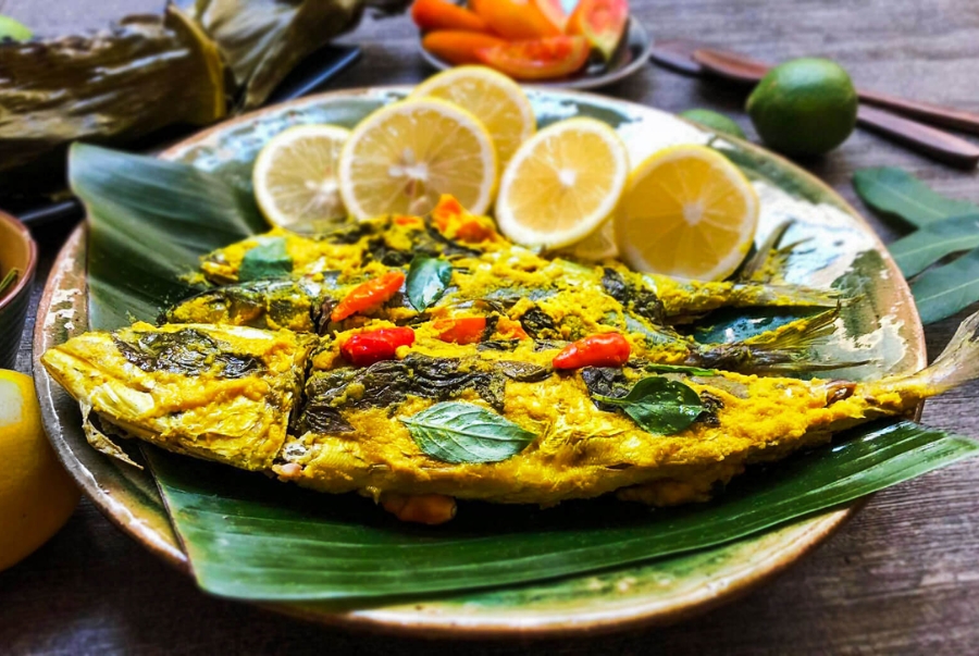 Pepes Ikan là món cá được bọc kín trong lá chuối rồi đem hấp hoặc nướng