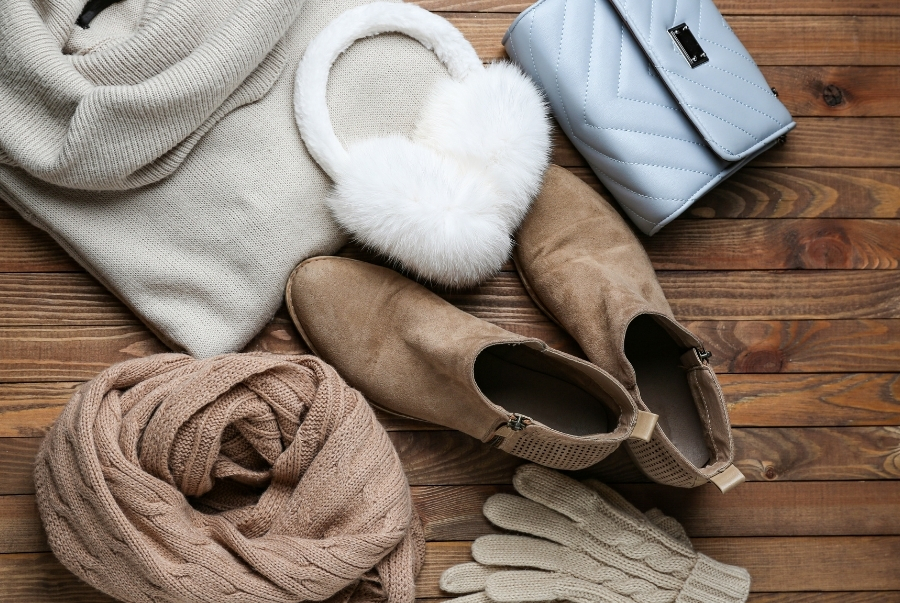 Du khách đừng quên mang theo khăn choàng mỏng cùng với những món phụ kiện khác giúp outfit nổi bật hơn