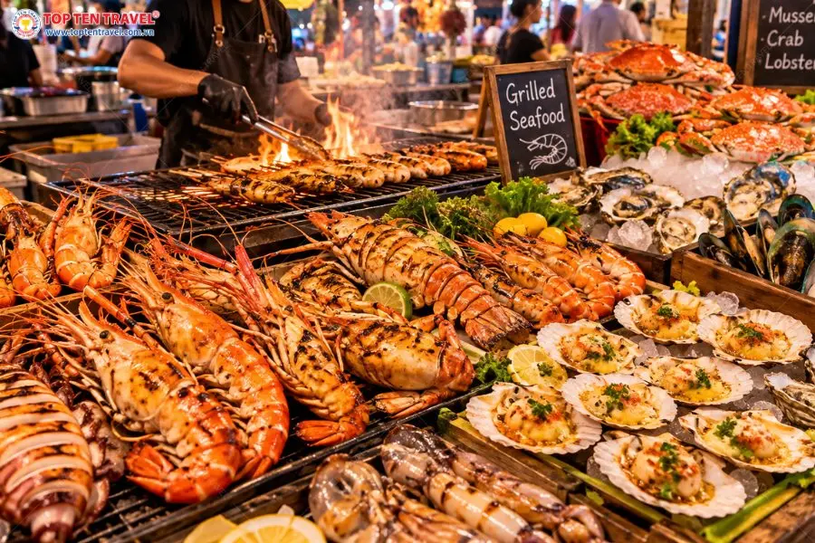 Các loại hải sản nướng thơm lừng, được chế biến trực tiếp tại những quầy hàng ẩm thực ở Chillva Market Phuket