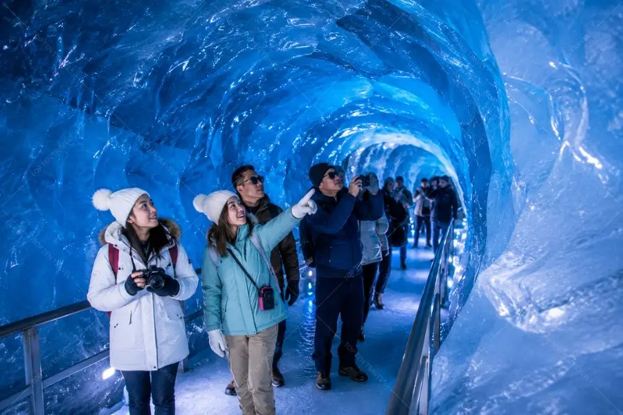 Không gian xanh huyền ảo bên trong Glacier Cave
