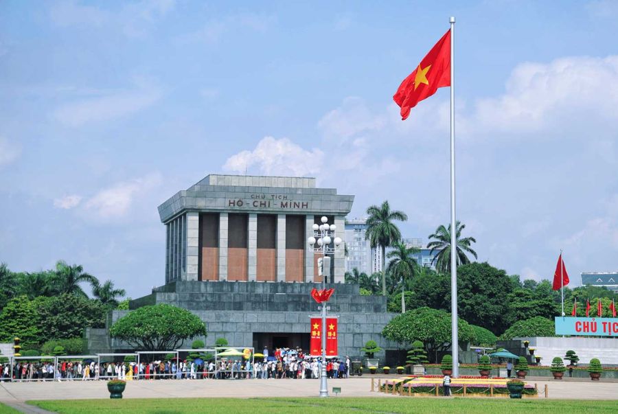 Ghé thăm Lăng Chủ tịch Hồ Chí Minh là một trong những hoạt động không thể thiếu khi đến với Hà Nội