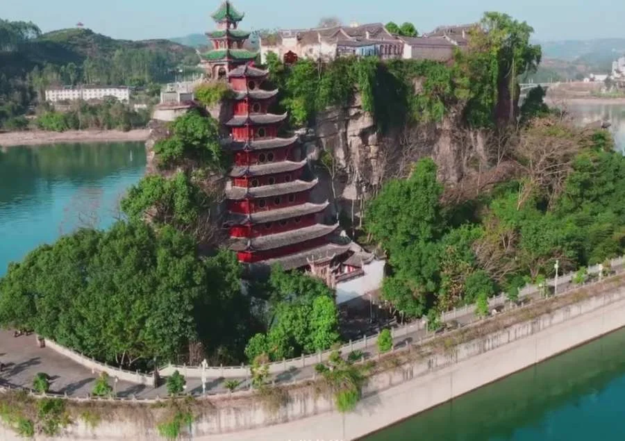 Tháp Shibaozhai cao 12 tầng và hoàn toàn làm bằng gỗ mà không sử dụng đinh