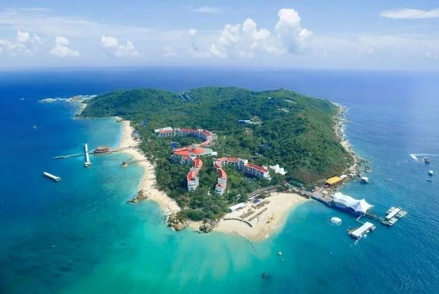 Thành phố biển Tam Á là viên ngọc du lịch nổi tiếng của đảo Hải Nam