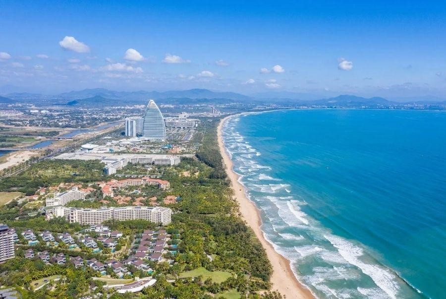Thành phố biển Tam Á nhìn từ trên cao với bờ biển dài thơ mộng