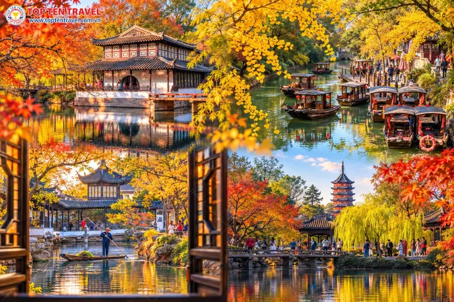 Hổ Khâu thu hút du khách bởi những công trình cổ kính, dòng nước thơ mộng và Tháp Hổ Khâu nổi bật giữa sắc thu vàng đỏ