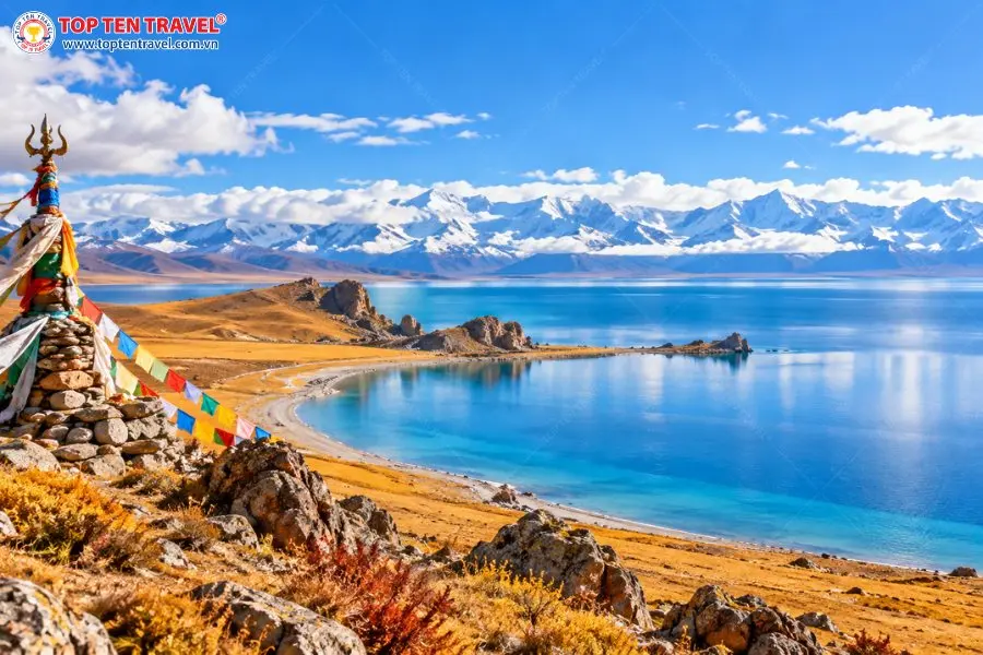 Hồ Namtso đẹp yên bình giữa cao nguyên Tây Tạng, nổi bật với làn nước xanh và núi tuyết phía xa