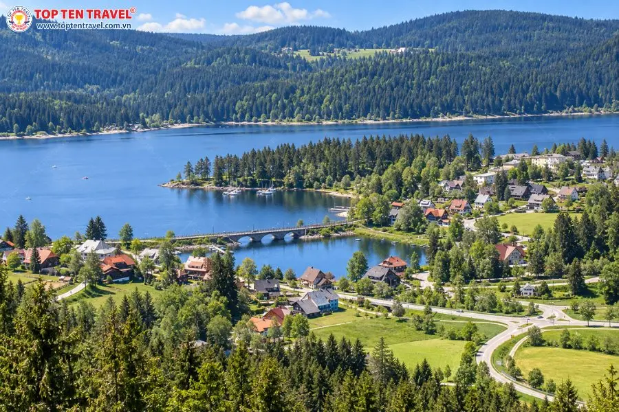 Schluchsee là một trong những hồ nước nổi tiếng của Rừng Đen, sở hữu cảnh quan rộng lớn cùng làng quê thanh bình ven hồ