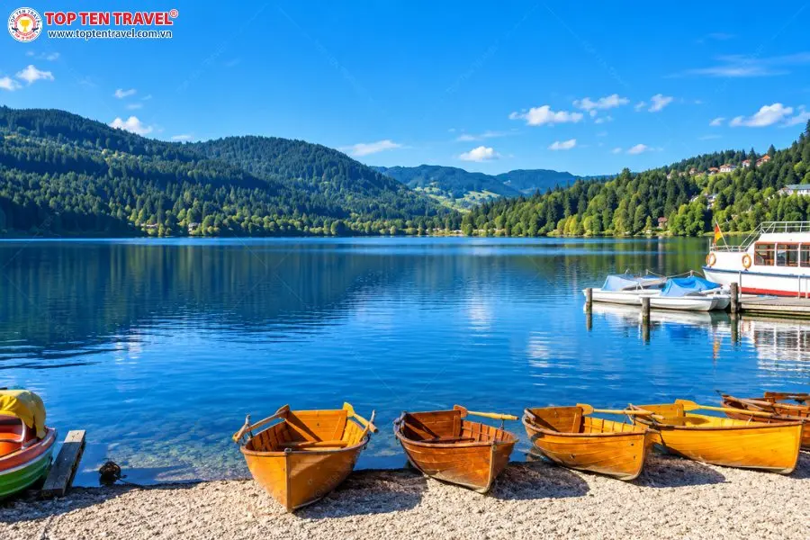 Khung cảnh hồ Titisee trong xanh giữa núi rừng Black Forest nước Đức