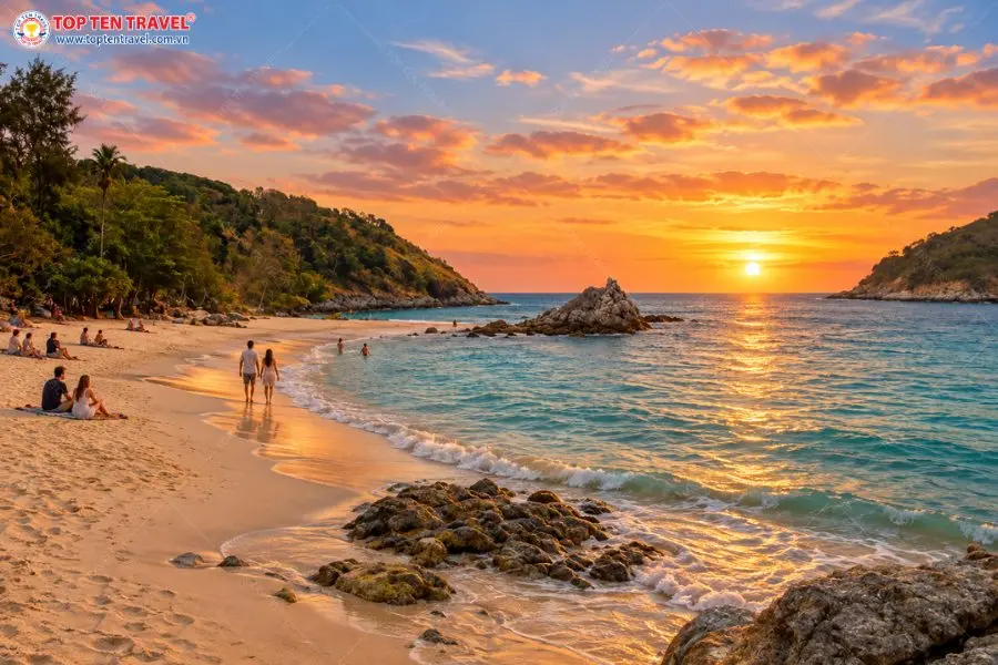 Vịnh biển nhỏ Ya Nui trở nên lãng mạn trong ánh hoàng hôn vàng óng