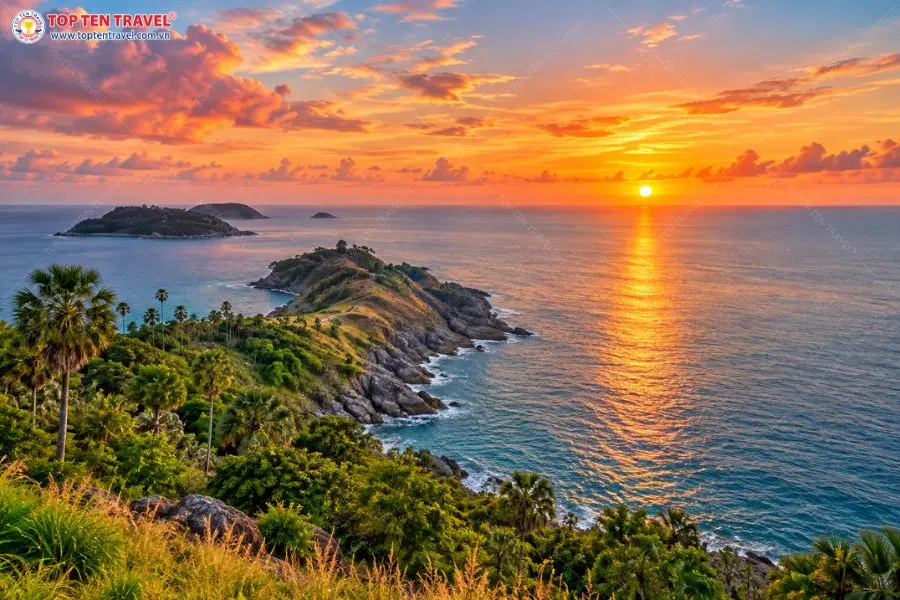Khung cảnh hoàng hôn rực rỡ trên biển Andaman nhìn từ mũi Promthep