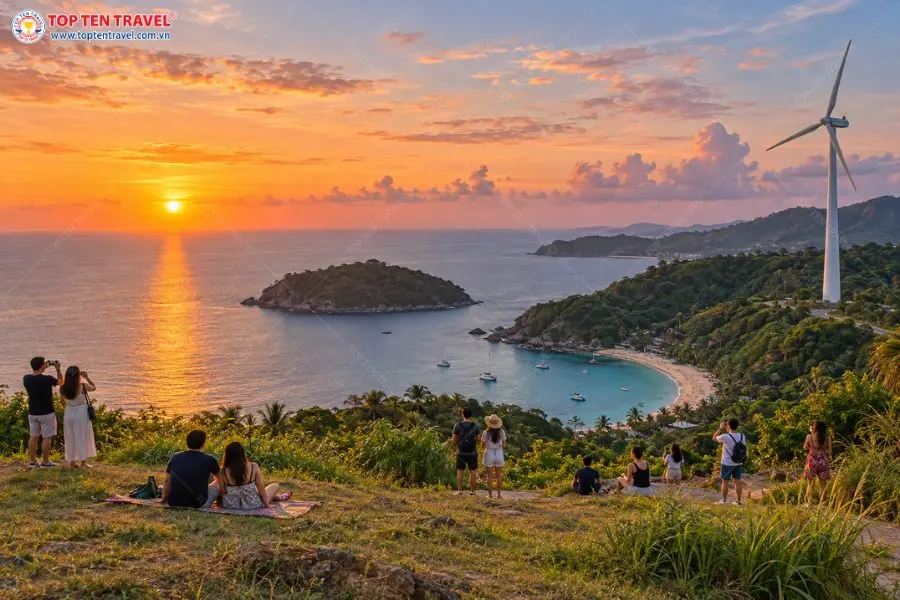 Du khách thư giãn và lưu lại khoảnh khắc chiều buông tại Windmill Viewpoint