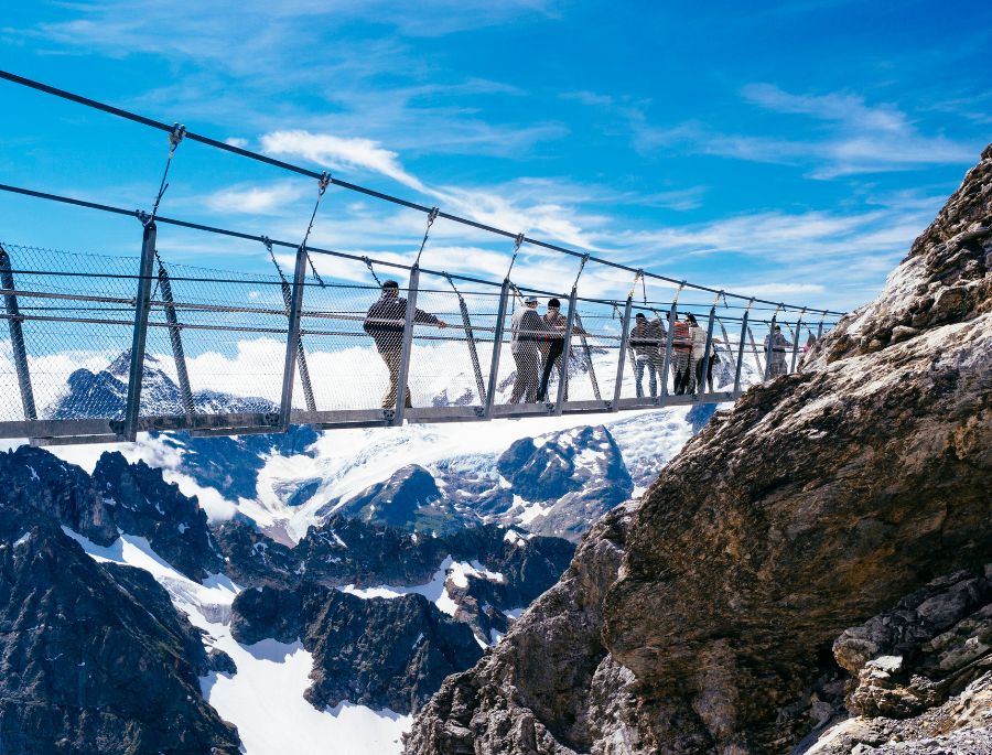 Titlis Cliff Walk - Cây cầu treo bắc qua khe núi sâu tới 500 mét