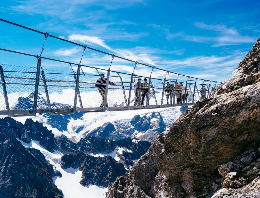Titlis Cliff Walk - Cây cầu treo bắc qua khe núi sâu tới 500 mét