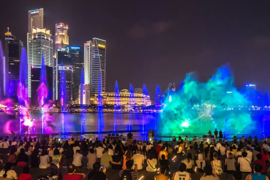 Spectra là chương trình trình diễn ánh sáng và nhạc nước được tổ chức mỗi tối tại Event Plaza