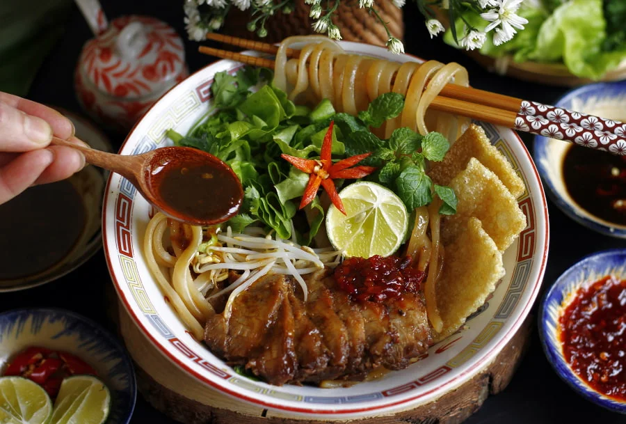 Cao lầu là một món ăn nổi tiếng Đông Nam Á mang đậm dấu ấn của phố cổ Hội An