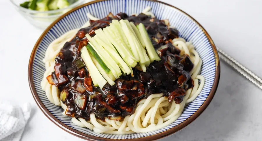 Jjajangmyeon Street nổi tiếng với món mì tương đen huyền thoại Jjajangmyeon, khiến nhiều du khách thích thú