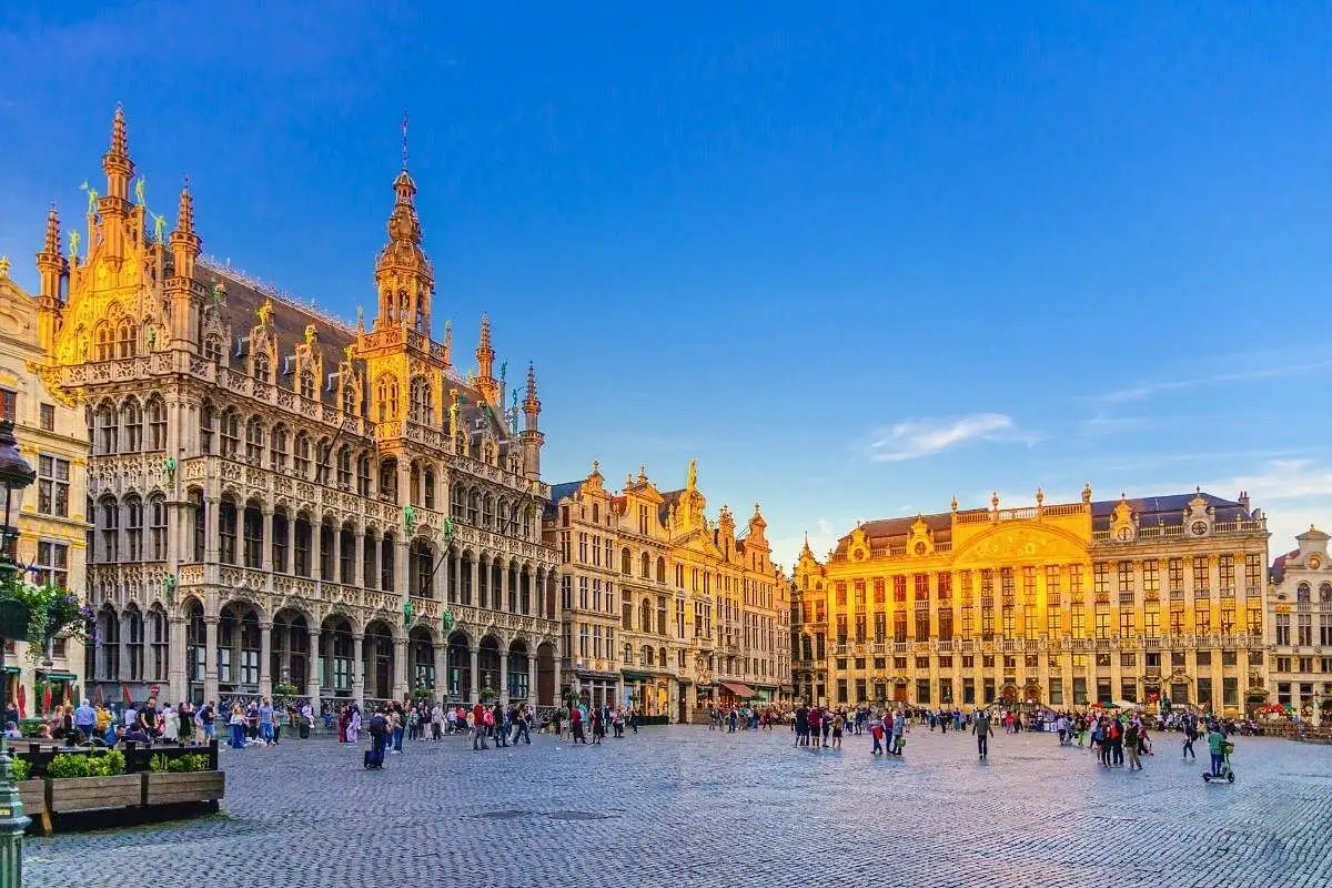 Brussels nổi tiếng với những quảng trường cổ kính và công trình kiến trúc ấn tượng