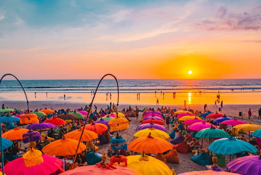 Dọc bờ biển Seminyak có rất nhiều hàng quán với tầm nhìn hướng ra biển để du khách trải nghiệm