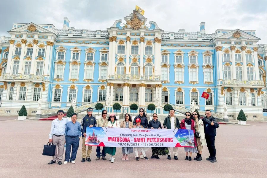 Đoàn khách du lịch Nga của Top Ten Travel trên hành trình khám phá Cung điện Mùa Đông