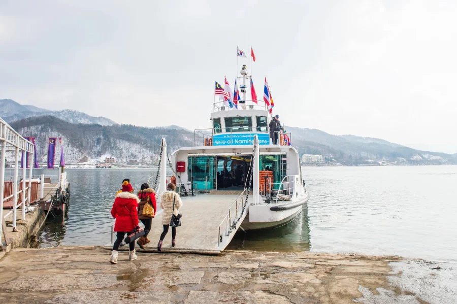 Có nhiều lựa chọn để bạn đến được hòn đảo xinh đẹp này từ Seoul, phù hợp với mọi ngân sách và sở thích