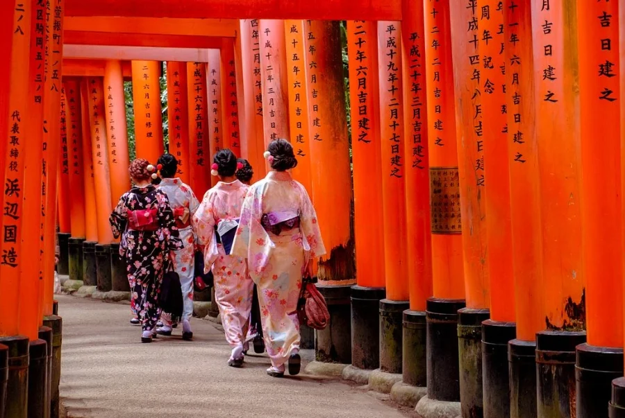 Đi bộ xuyên qua con đường senbon torii là trải nghiệm nhất định phải thử khi đến đây