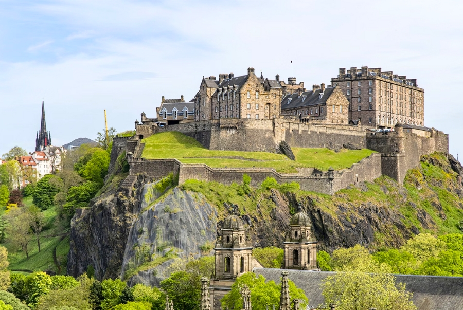 Edinburgh Castle tọa lạc trên đỉnh Castle Rock
