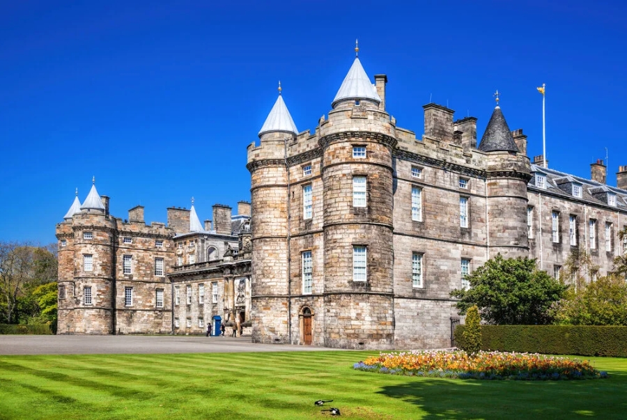 Palace of Holyroodhouse là cung điện chính thức của Hoàng gia Anh tại Scotland