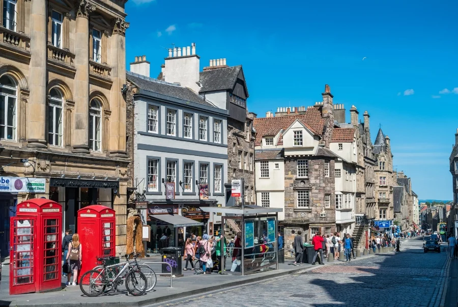 Royal Mile là con đường lịch sử nối liền Edinburgh Castle và Palace of Holyroodhouse